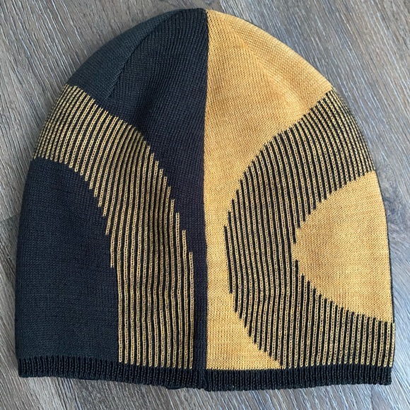 ☘️ On Running Wool Beanie - Picture 2 of 3
